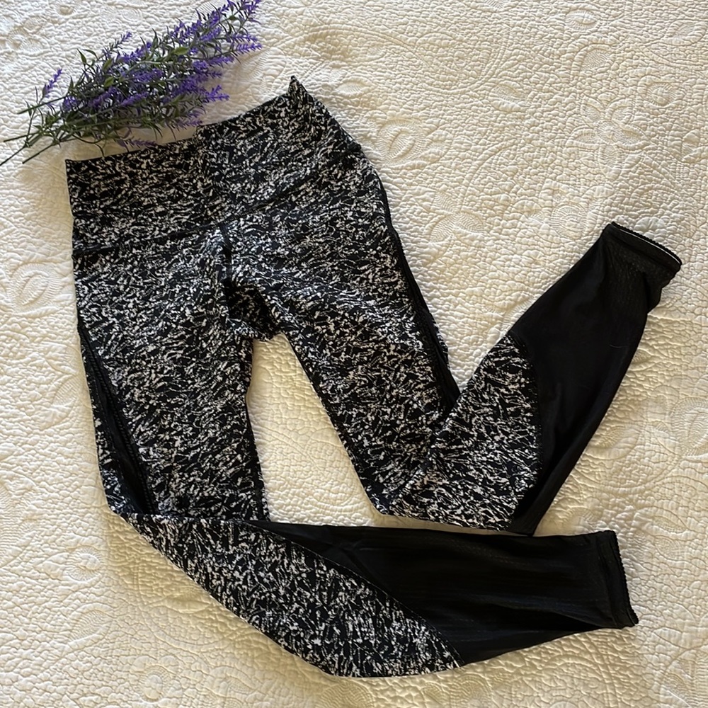 LULULEMON LEGGINGS Black/white graphic print Size 4 Excellent condition